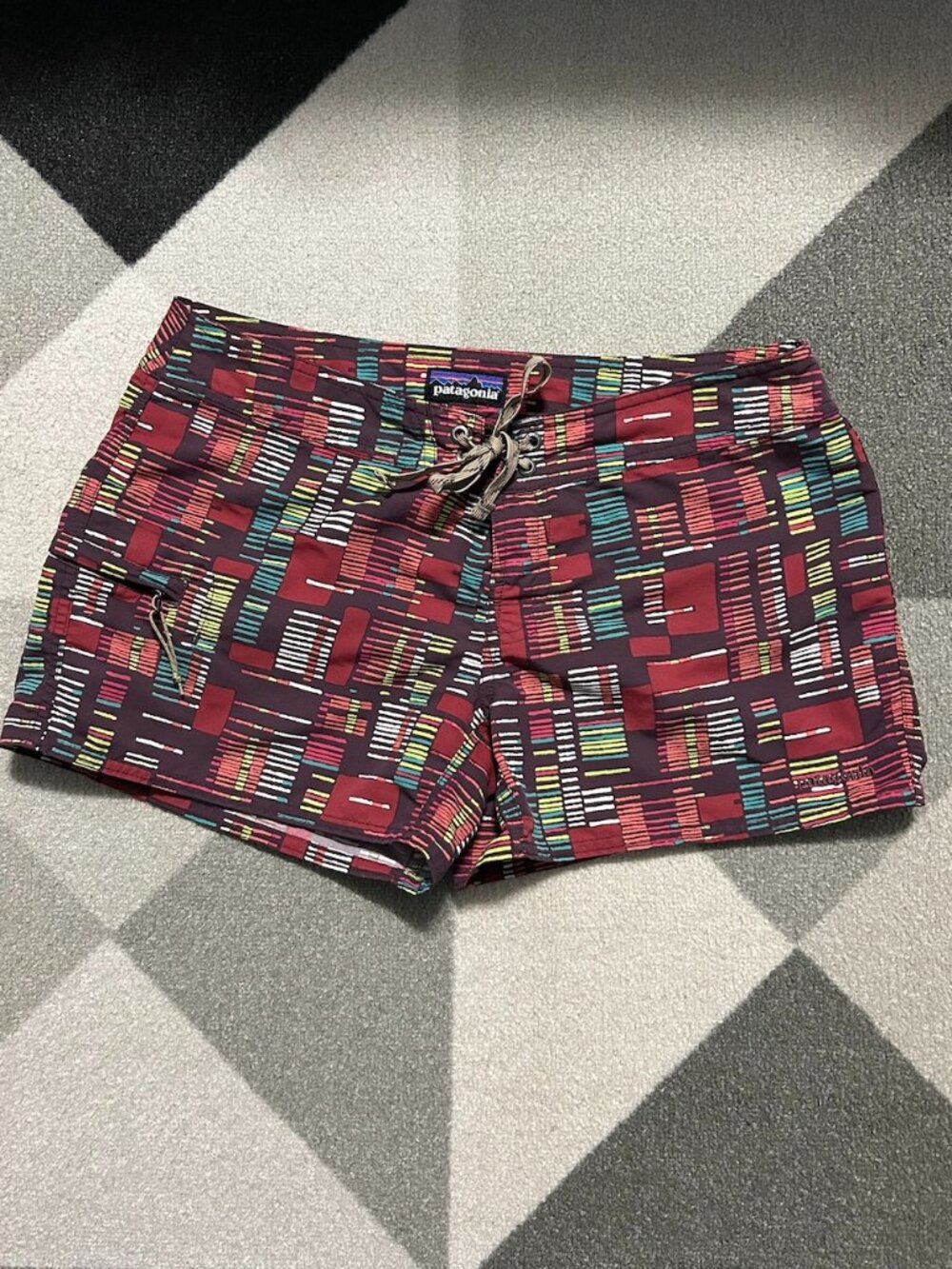 Patagonia Women's Wavefarer Board Shorts Colorful Geometric Print Size 6